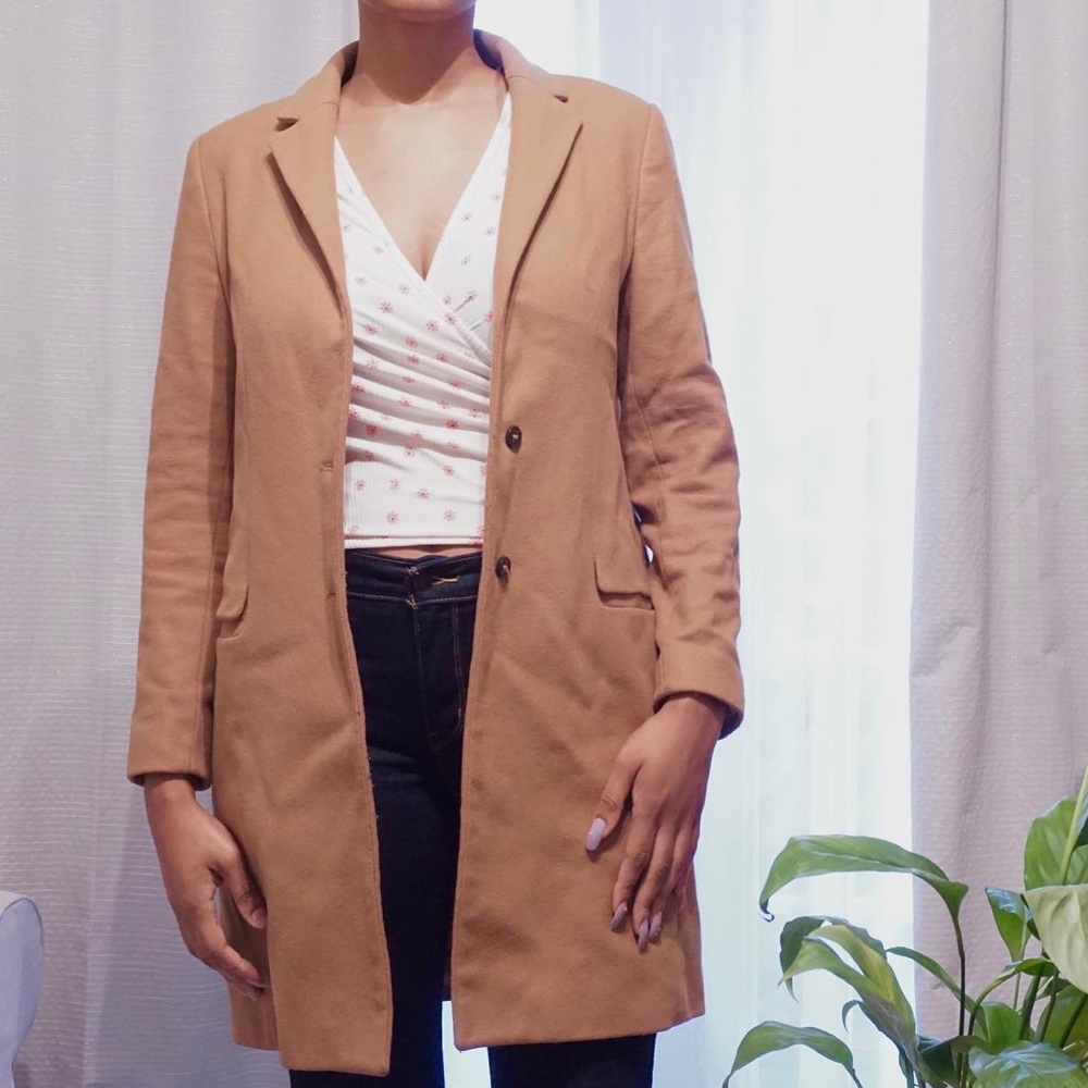 ZARA Basic long brown coat
Coat is in great condition 
Size large
